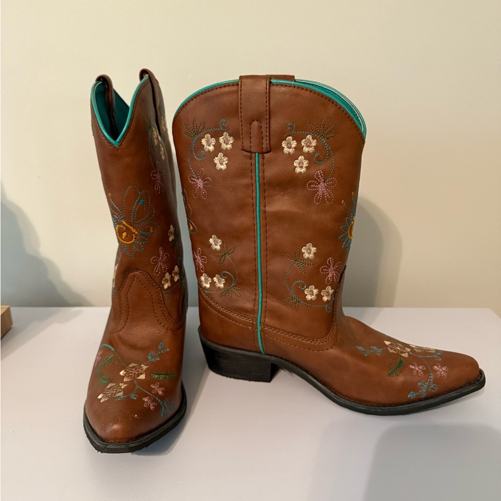 🤠 Shyanne Floral Embroidered Cowgirl Boots – Women’s Size 6 🤠
